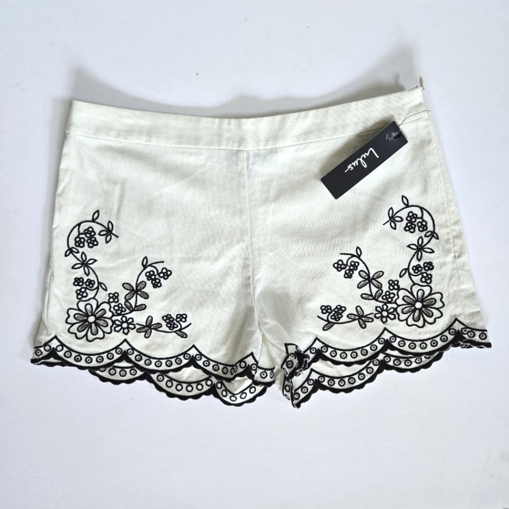 Lulus linen shorts with embroidered scalloped edge sz Large